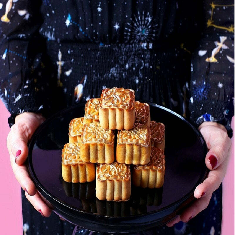 The Ritz-Carlton on X: Mooncakes are often eaten during the Mid-Autumn  Festival. The baked goodies' round shape symbolizes family togetherness,  reunion, and prosperity. This year, our mooncakes will be presented in a